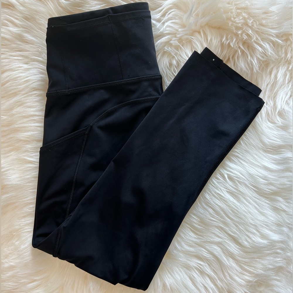 Lululemon Women’s black leggings-capri